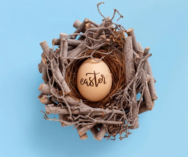 Uovo Con Iscrizione Pasqua Nido Sfondo Azzurro Vista Dall Alto — Foto Stock