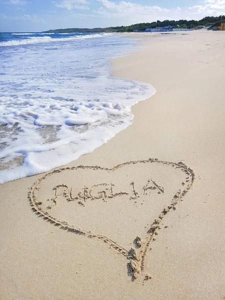 Italienischer Strand Mit Herz Und Text Auf Dem Sand Puglia — Stockfoto