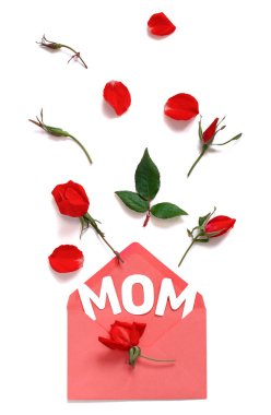 Beyaz arkaplan görünümlü kırmızı güller ve zarflı bahar kompozisyonu