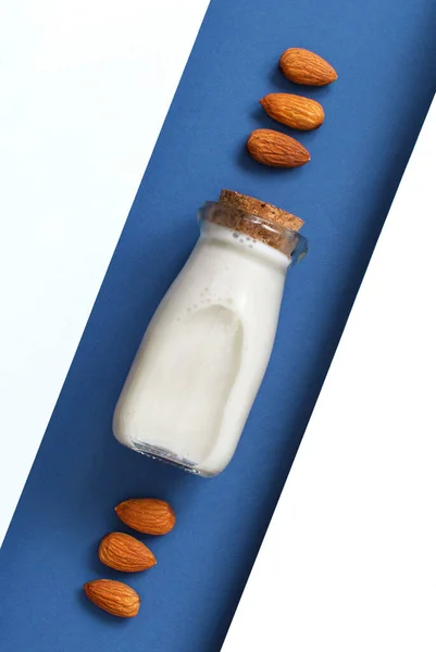 Веганське Мигдальне Молоко Немолочне Альтернативне Молоко Синьо Білому Фоні — стокове фото