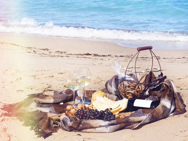 Romantische Komposition Aus Weißwein Obst Und Nüssen Strand Einem Sonnigen — Stockfoto