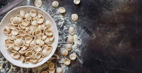 Świeży Surowy Makaron Apulian Orecchiette Mąki Pszennej Ciemnym Stole Widok — Zdjęcie stockowe