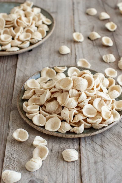 Frische Rohe Apulische Pasta Orecchiette Aus Vollkornmehl Auf Einem Holztisch — Stockfoto