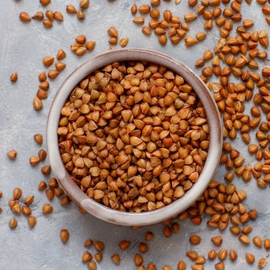 Kabın üstünde çiğ karabuğday taneleri.