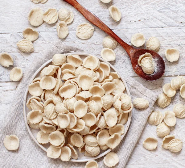 Świeży Surowy Makaron Apulian Orecchiette Mąki Pszennej Ciemnym Stole Widok — Zdjęcie stockowe