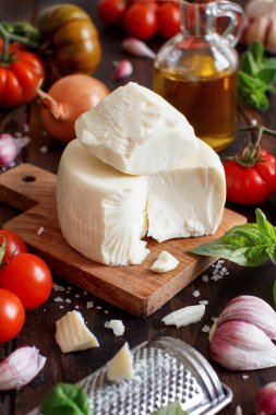 Sebzeli, otlu ve zeytinyağlı Güney İtalyan peyniri. Güney İtalya gıda konsepti