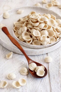 Tahta bir masada tam buğday unundan yapılmış taze apulian makarnası.