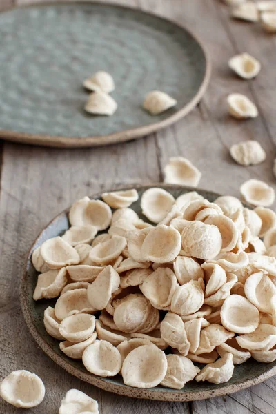 Frische Rohe Apulische Pasta Orecchiette Aus Vollkornmehl Auf Einem Holztisch — Stockfoto