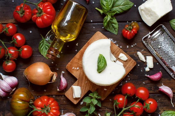 Sebzeli, otlu ve zeytinyağı manzaralı Güney İtalyan peyniri. Güney İtalya gıda konsepti