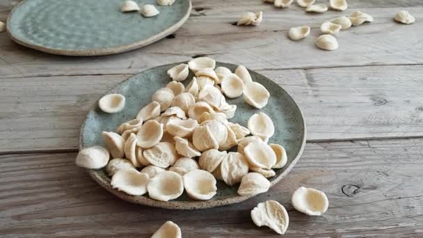 Pasta Fresca Cruda Italiana Orecchiette Piatto Tavolo Legno — Video Stock