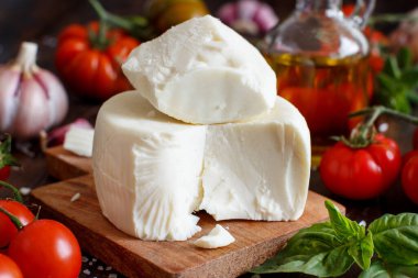 Sebzeli, otlu ve zeytinyağı manzaralı Güney İtalyan peyniri. Güney İtalya gıda konsepti