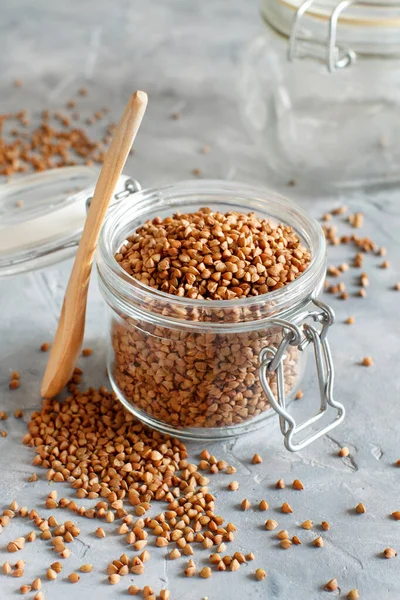 Grano Crudo Trigo Sarraceno Seco Frasco Con Una Cuchara Cerca — Foto de Stock