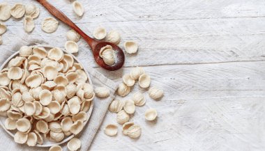 Taze çiğ apulian makarnası. Kepekli undan yapılmış. Masanın üstünde.