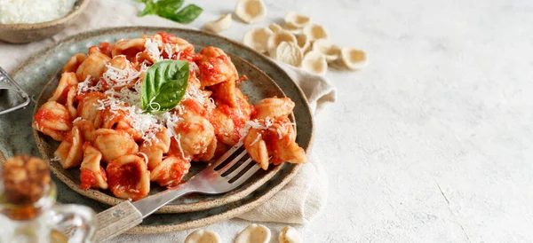 Orecchiette Pasta Sud Con Sugo Pomodoro Cacioricotta Vicino Tavolo Bianco — Foto Stock