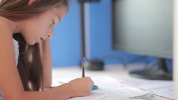 Colegiala haciendo la tarea. La chica aprende lecciones. usando smartphone — Vídeos de Stock