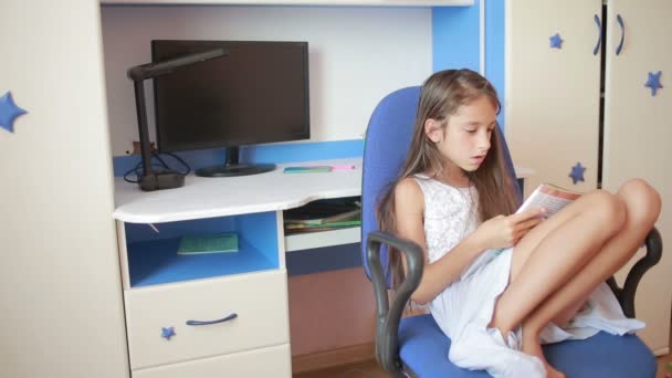 Školačka dívka dělat domácí úkoly. Dívka se učí lekce v ložnici — Stock video