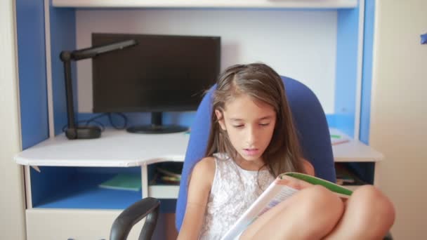 Colegiala haciendo la tarea. Chica aprende lecciones en el dormitorio — Vídeo de stock