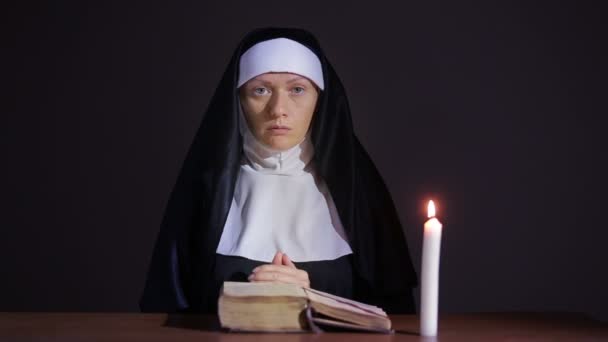 Nő apáca, imádkozott éjjel. égő gyertyát. Nő a ruhákat Klauzúrás nővérek — Stock videók