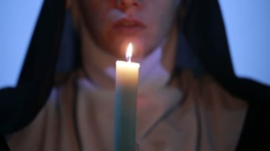 Geceleri dua kadın rahibe. yanan mumlar. Kadın giysileri rahibeler