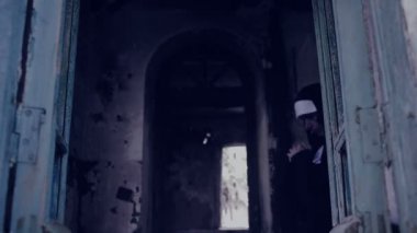 zombi rahibe. şeytani kadın Rahibe kostüm tapınağın yürüyüş. Cadılar Bayramı