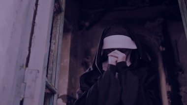 zombi rahibe. şeytani kadın Rahibe kostüm tapınağın yürüyüş. Cadılar Bayramı