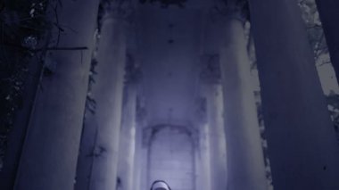 zombi rahibe. şeytani kadın Rahibe kostüm tapınağın yürüyüş. Cadılar Bayramı