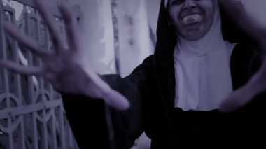 zombi rahibe. şeytani kadın Rahibe kostüm tapınağın yürüyüş. Cadılar Bayramı