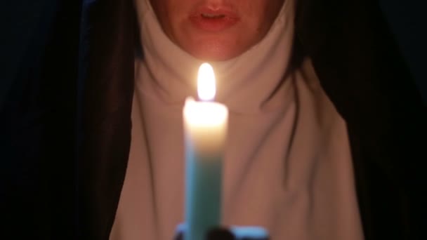 Freira mulher rezando à noite. queimando velas. Mulher de roupas freiras — Vídeo de Stock