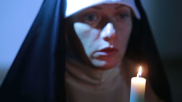 Monja rezando por la noche. encender velas. Mujer vestida de monjas — Vídeo de stock