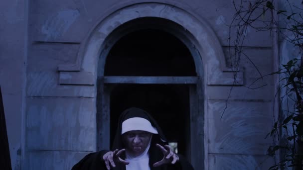 Zombie nonne. femme diabolique en costume de nonne marchant autour du temple. Halloween — Video