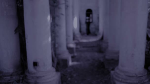 Μοναχή φάντασμα. διαβολική γυναίκα στην Καλόγρια κοστούμι το περπάτημα γύρω από το ναό. Απόκριες — Αρχείο Βίντεο