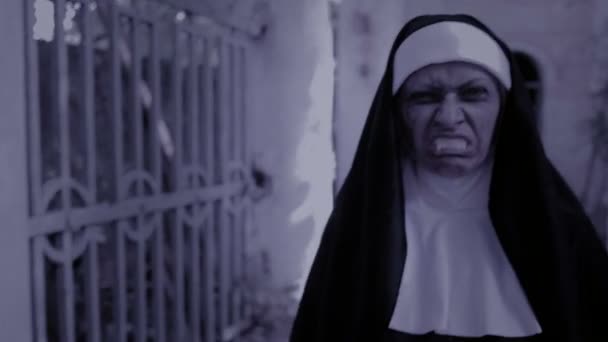 Suora zombie. donna diabolica in costume da suora che cammina intorno al tempio. Halloween. — Video Stock