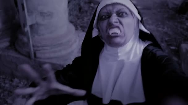 Suora zombie. donna diabolica in costume da suora che cammina intorno al tempio. Halloween. — Video Stock