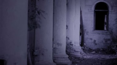 boynuzlu cadı hayalet kale kalıntıları yürür. Halloween korku