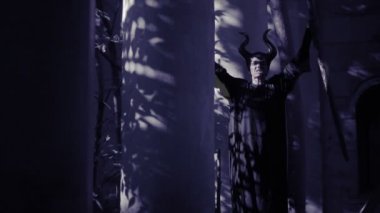 boynuzlu cadı hayalet kale kalıntıları yürür. Halloween korku