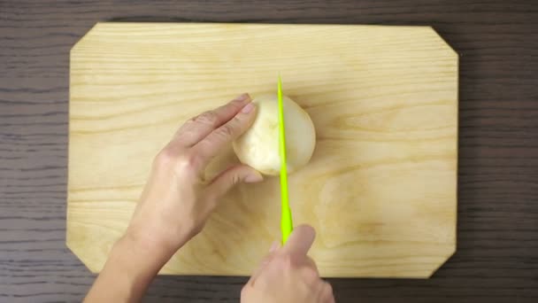 Mulher que corta uns cogumelos em uma mesa de madeira. champignon — Vídeo de Stock