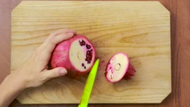 女性は木の板に梨をカットします。. — ストック動画