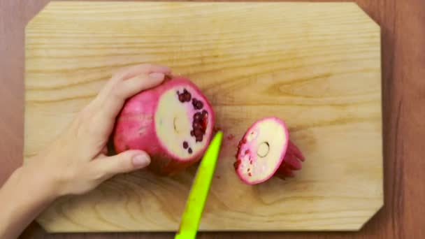 Woman cuts a pear on a wooden board. — Stock Video