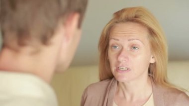 erkek ve kadın mücadele. aile kavgası. Aile içi şiddet. kötü adamların Not