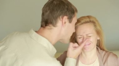 erkek ve kadın mücadele. aile kavgası. Aile içi şiddet. kötü adamların Not