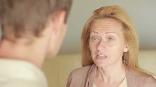 Samec a samice boje. rodinné hádce. domácí násilí. zlí lidé křičí — Stock video