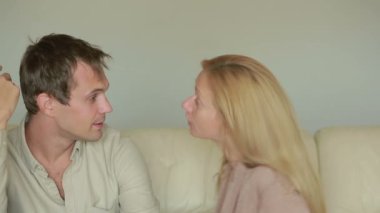 erkek ve kadın mücadele. aile kavgası. Aile içi şiddet. kötü adamların Not
