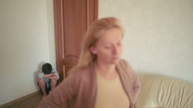 Anne oğlu ile kavga. Annem ve babam savunarak. bir çocuk, stres