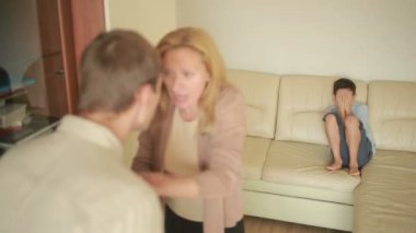 Anne oğlu ile kavga. Annem ve babam savunarak. bir çocuk, stres