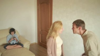 bir kavga anne ve çocuk var. cep telefonunda kulaklık oğlu çalış