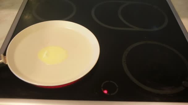 На сковороді розтоплений шматочок масла — стокове відео