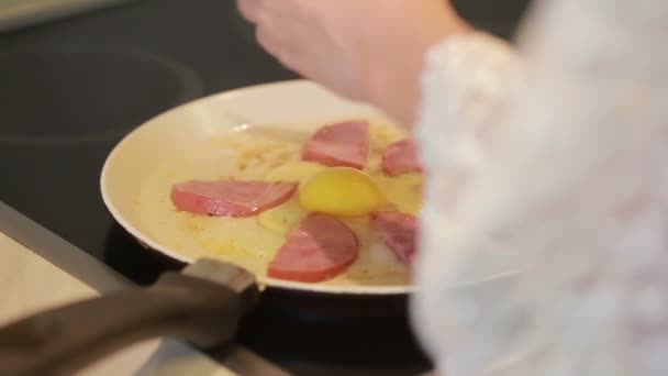 Uova fritte e prosciutto a colazione in padella. Cottura — Video Stock