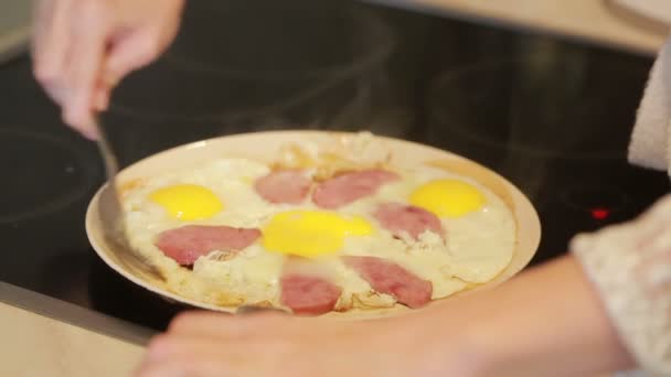 煎的鸡蛋和火腿在锅里烧早饭。烹饪 — 图库视频影像