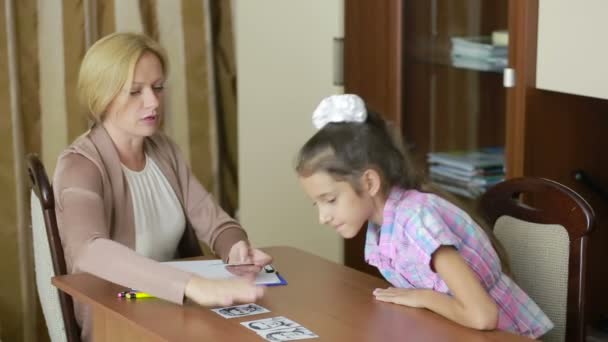 Дитячий психолог з маленькою дівчинкою. дитяче психологічне консультування — стокове відео