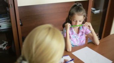 Küçük bir kız ile çocuk psikologu. Çocuk psikolojik danışmanlık